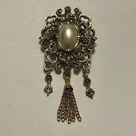 Vintage Jewelry - Vintage Gold Tone Faux Pearl Brooch